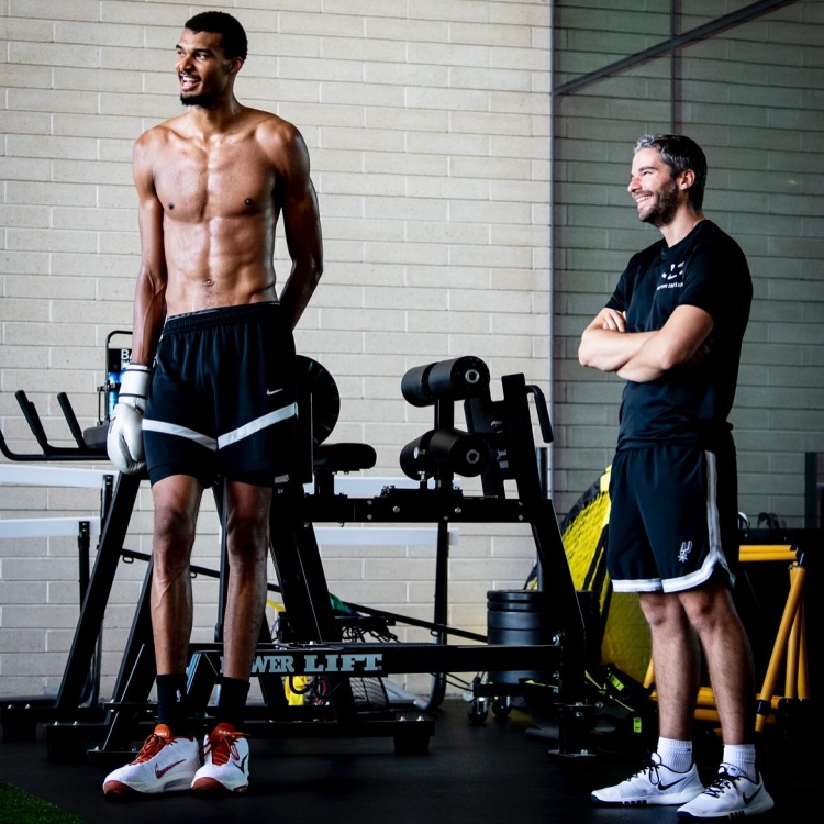 马刺体能教练晒文班身材照：肉眼可见的壮了！