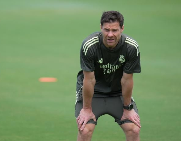 开云app-西甲|豪门的饭碗不好端，阿龙索黯然下课离开伯纳乌|哈维·阿隆索|皇马|皇家马德里|阿隆索|安切洛蒂_新浪新闻