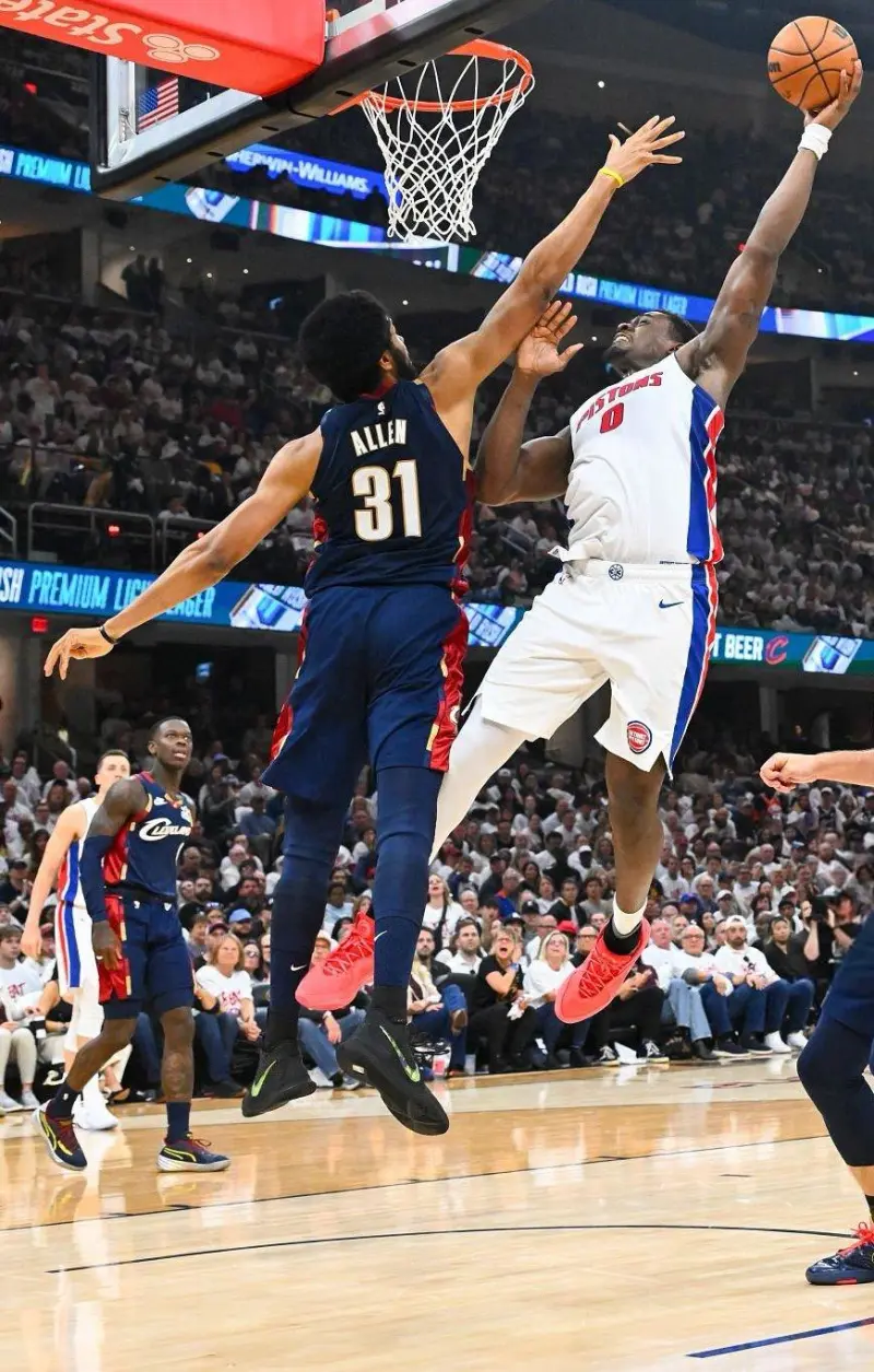 开云体育下载APP-举火烧天！NBA官方晒杜伦单臂隔扣阿伦的定格画面